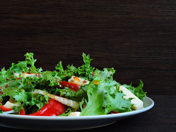 Ensalada Fitness Con Tofu Pimiento Rojo Una Ensalada Friso Espolvoreada —  Fotos de Stock