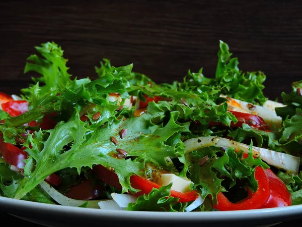 Salade Fitness Avec Tofu Poivron Rouge Une Salade Frise Saupoudrée — Photo