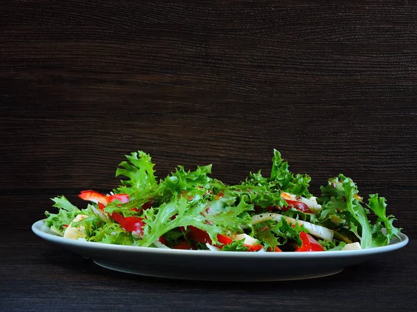 Salada Fitness Com Tofu Pimenta Vermelha Uma Salada Friso Polvilhada — Fotografia de Stock