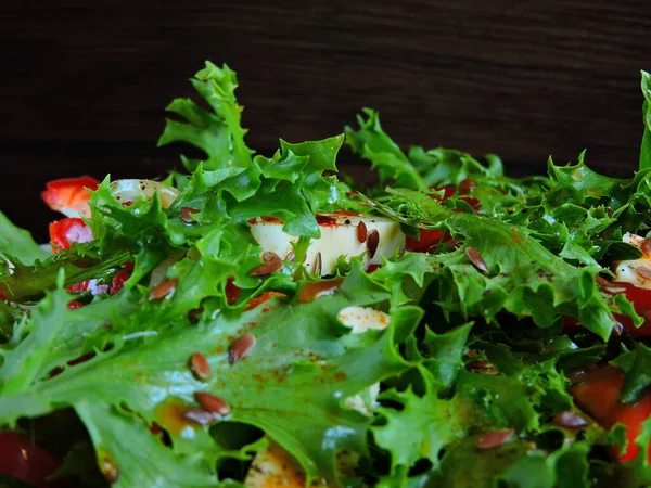 Fitness Sallad Med Tofu Röd Paprika Och Frisssallad Beströdd Med — Stockfoto