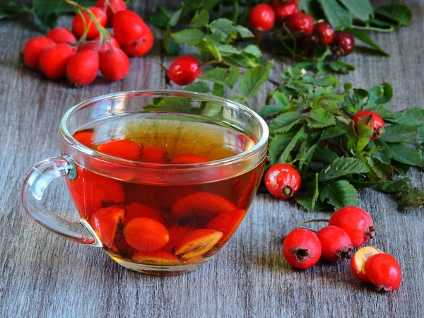 Hawthorn ve köpek gülü. Hawthorn ve Dogrose 'dan sıcak çay.