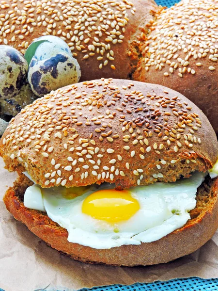 Гамбургер Перепелиными Яйцами Сэндвич Перепелиными Яйцами Ржаная Булочка Кунжутом Свежая — стоковое фото