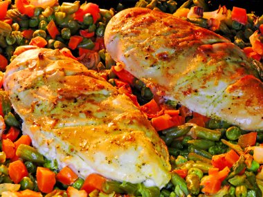 Tabakta sebzeyle pişirilmiş tavuk göğsü. Taze bezelye, havuç, taze fasulye. Sağlıklı beslenme ve yaşam tarzı kavramı.