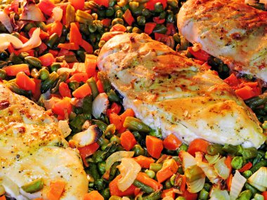 Tabakta sebzeyle pişirilmiş tavuk göğsü. Taze bezelye, havuç, taze fasulye. Sağlıklı beslenme ve yaşam tarzı kavramı.