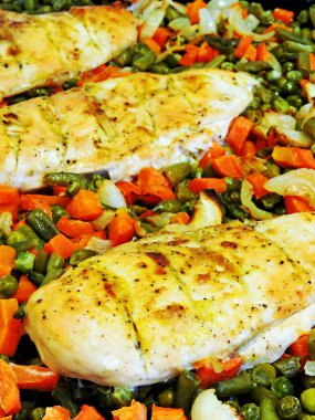 Tabakta sebzeyle pişirilmiş tavuk göğsü. Taze bezelye, havuç, taze fasulye. Sağlıklı beslenme ve yaşam tarzı kavramı.