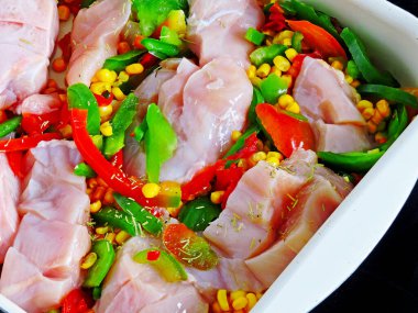 Pişirmeden önce Meksika usulü mısır ve sebzeli tavuk göğsü. Sağlıklı beslenme ve yaşam tarzı kavramı.