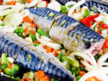 Pişirmeden önce sebze ve soğanlı uskumru. Omega 3 ile sağlıklı beslenme kavramı.