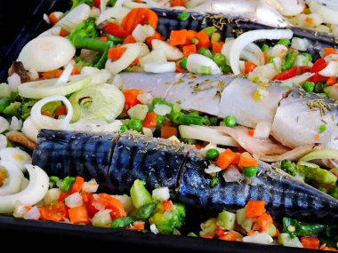 Pişirmeden önce sebze ve soğanlı uskumru. Omega 3 ile sağlıklı beslenme kavramı.