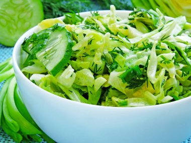 Taze lahana, yeşil soğan, dereotu ve salatalık. Taze yeşilliklerden taze yeşil salata. Lahanalı vejetaryen salatası..