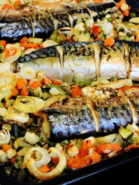 Pişmiş uskumru ve sebze. Omega 3 ile diyet.