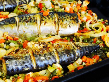 Pişmiş uskumru ve sebze. Omega 3 ile diyet.