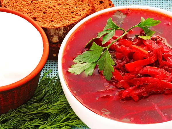 Vegetáriánus Vörös Leves Zöldségekkel Tejföl Zöldség Élénk Vörös Borsch Fehér — Stock Fotó