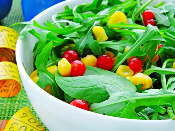 Salada Fitness Brilhante Com Milho Arugula Cowberry Uma Tigela Branca — Fotografia de Stock