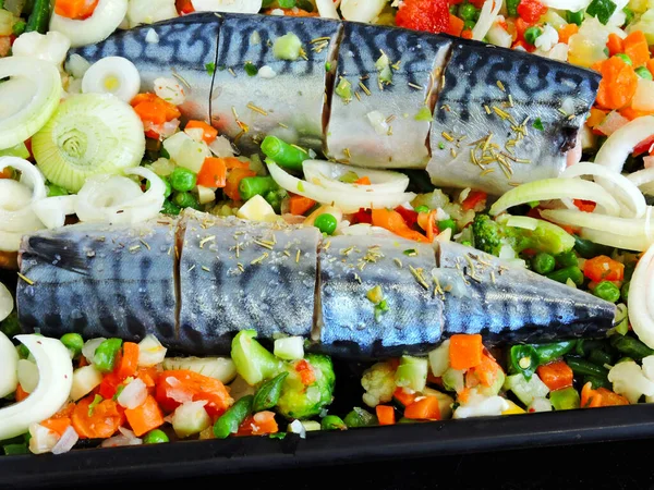 ベーキングシートの上に野菜や玉ねぎとサバ焼き オメガ3と健康的な栄養の概念 — ストック写真