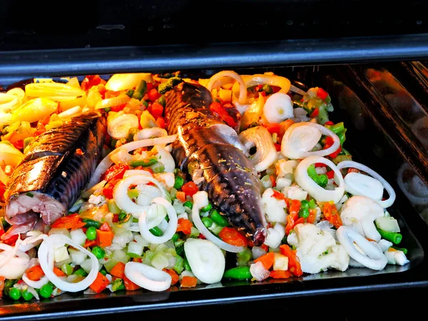 Cavala Com Legumes Assada Forno Uma Assadeira — Fotografia de Stock