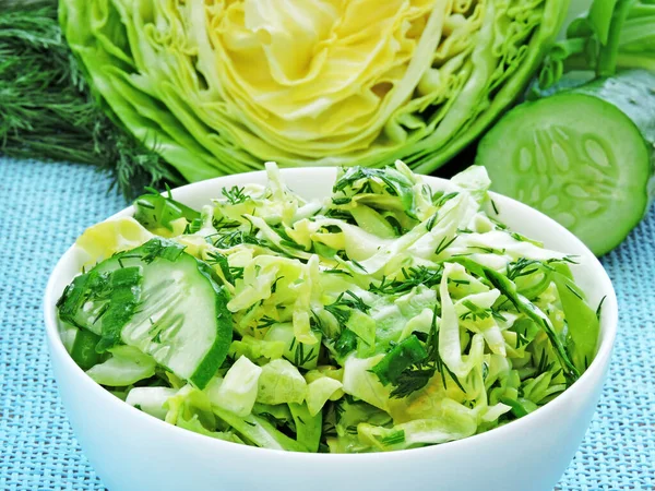 Salad Segar Dengan Kubis Muda Bawang Hijau Dill Dan Mentimun — Stok Foto
