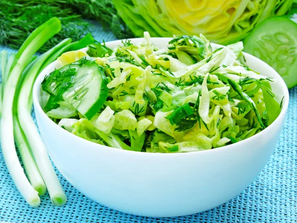 Frischer Salat Mit Jungem Kohl Grünen Zwiebeln Dill Und Gurken — Stockfoto