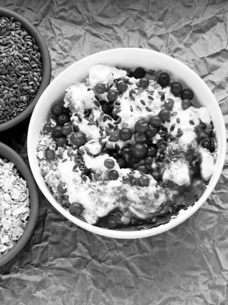 Полезный Завтрак Овсяные Хлопья Белым Йогуртом Джемом Льняными Семенами Клюквой — стоковое фото