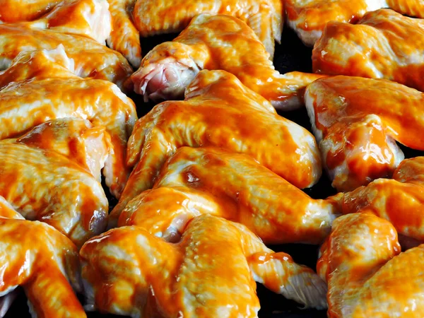 在烘烤之前 将鸡翅在烤好的烤好的烤好的烤好的红酱上 烹调烤鸡翅 麻辣鸡翅水牛 — 图库照片
