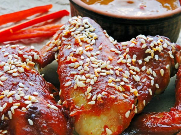 鶏の羽とゴマの中華風 ゴマとホットソースでルディ焼き鶏の羽 スパイシーなソースと唐辛子 — ストック写真