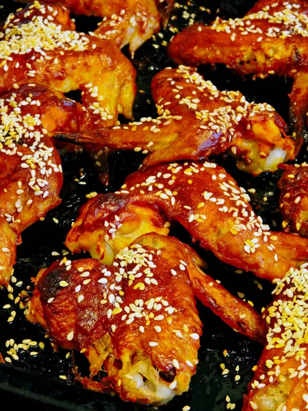 Ruddy Gebackene Flügel Mit Sesam Gebackene Chicken Wings Auf Einem — Stockfoto