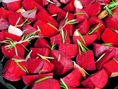 Pişirmeden önce sulu pancar dilimleri. Taze biberiye. Kızarmış pancar. Pişmiş pancar hazırlığı. Çeyrek pancar.