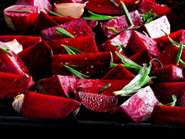 Pişirmeden önce sulu pancar dilimleri. Taze biberiye. Kızarmış pancar. Pişmiş pancar hazırlığı. Çeyrek pancar.