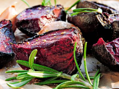 Kağıt üzerinde pişmiş pancar. Taze biberiye. Pişmiş pancar parçaları..