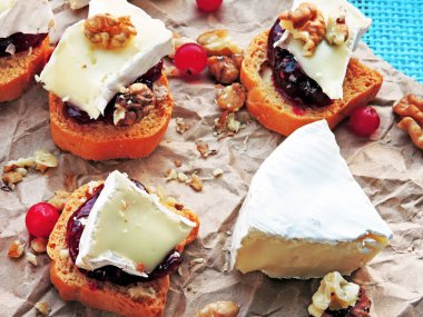 Kızılcık reçelli, peynirli ve cevizli tost..