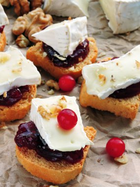 Kızılcık reçelli, peynirli ve cevizli tost..