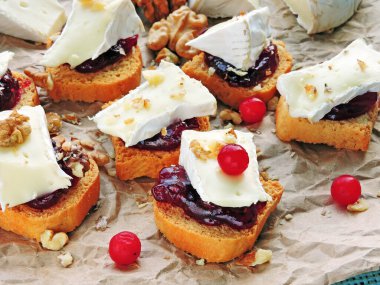 Kızılcık reçelli, peynirli ve cevizli tost..