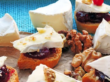 Kızılcık reçelli, peynirli ve cevizli tost..