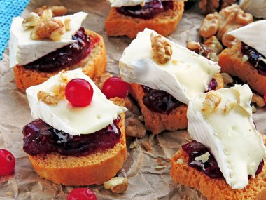 Kızılcık reçelli, peynirli ve cevizli tost..