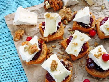 Kızılcık reçelli, peynirli ve cevizli tost..