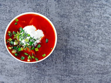Domates çorbası. Ekşi kremalı ve otlu çorba..