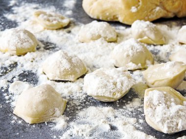 Hamur köftesi pişirme işlemi. Çiğ hamur, merdane, un, masada çiğ hamur..