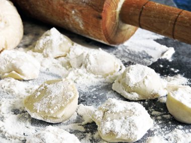 Hamur köftesi pişirme işlemi. Çiğ hamur, merdane, un, masada çiğ hamur..