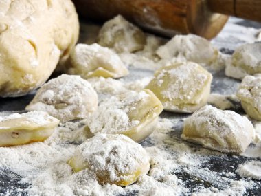 Hamur köftesi pişirme işlemi. Çiğ hamur, merdane, un, masada çiğ hamur..