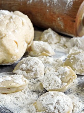 Hamur köftesi pişirme işlemi. Çiğ hamur, merdane, un, masada çiğ hamur..