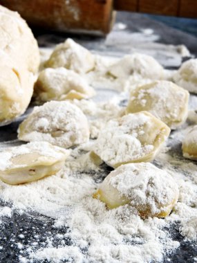 Hamur köftesi pişirme işlemi. Çiğ hamur, merdane, un, masada çiğ hamur..