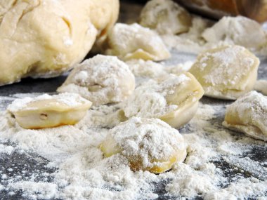 Hamur köftesi pişirme işlemi. Çiğ hamur, merdane, un, masada çiğ hamur..