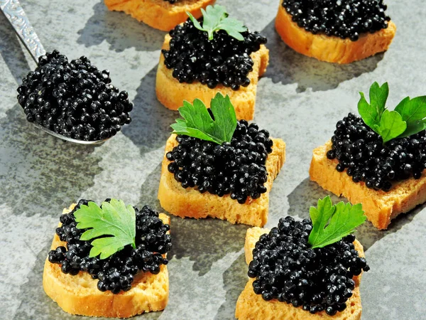 Siyah havyarlı ve yeşillikli kanepeler.