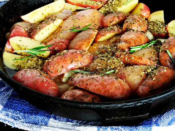 Patatas Rústicas Con Romero Hierbas Antes Hornear — Foto de Stock