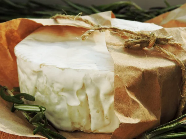 紙と新鮮なローズマリーでカマンベールチーズ — ストック写真