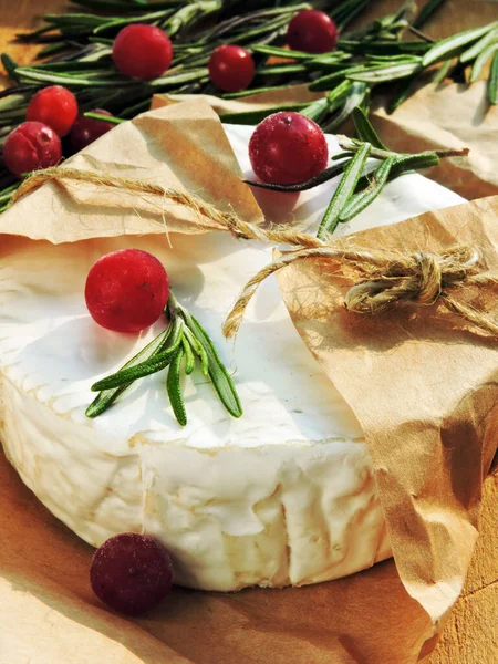 Queijo Camembert Papel Cranberry Alecrim Fresco — Fotografia de Stock