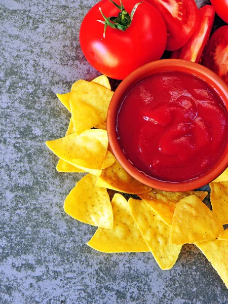 Chips Nachos Avec Sauce Tomate Copeaux Jaunes Triangulaires Sauce Rouge — Photo