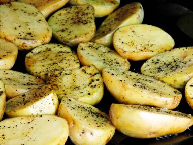 Pişirmeden önce patates yarımları.