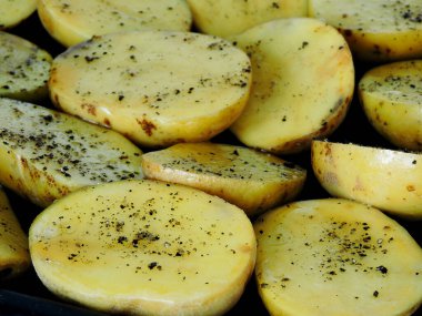 Pişirmeden önce patates yarımları.