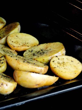 Pişirmeden önce patates yarımları.