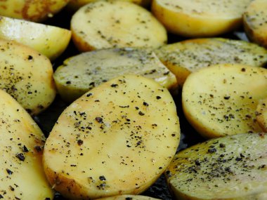 Pişirmeden önce patates yarımları.